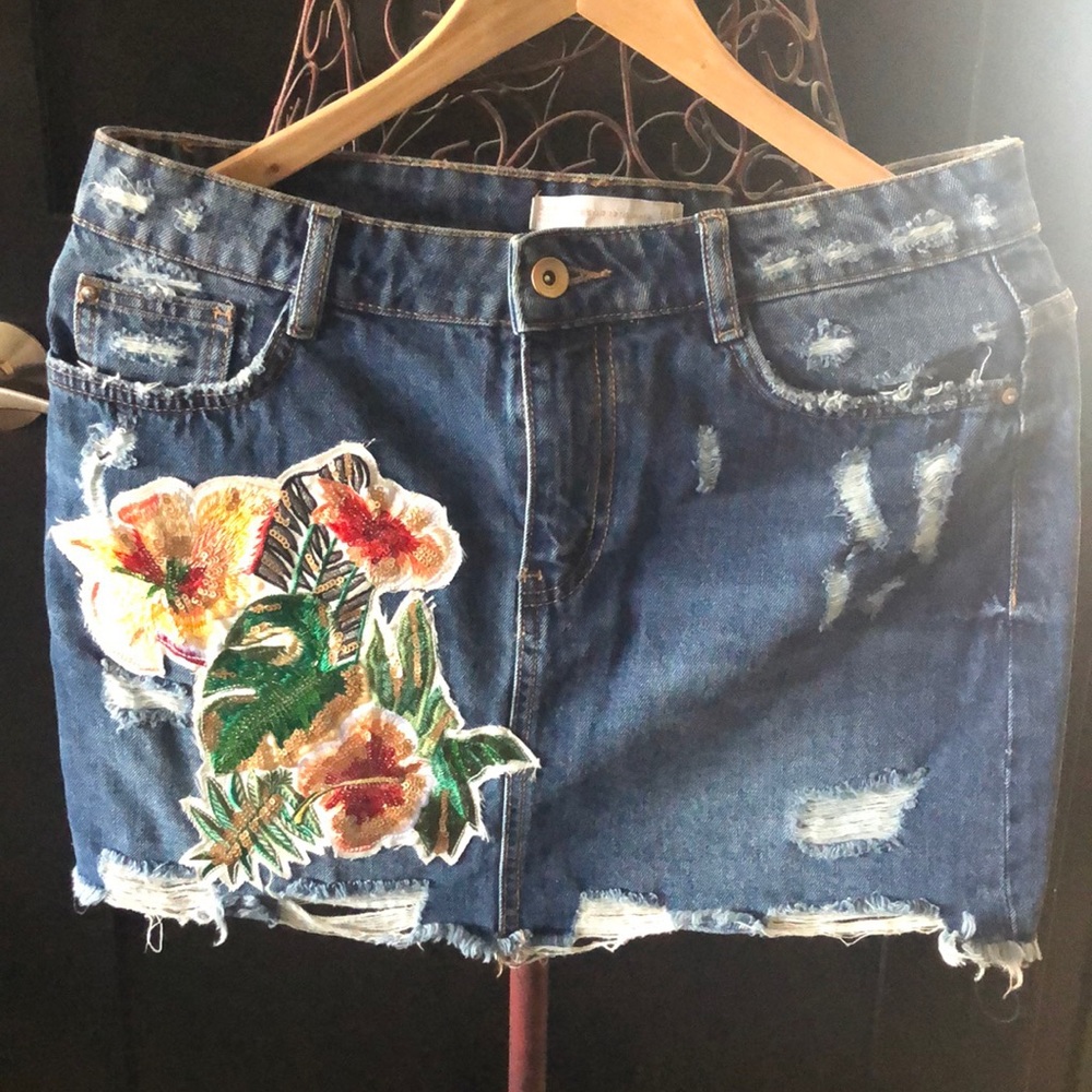 BNWOT - Zara Distressed Denim Skirt w Floral